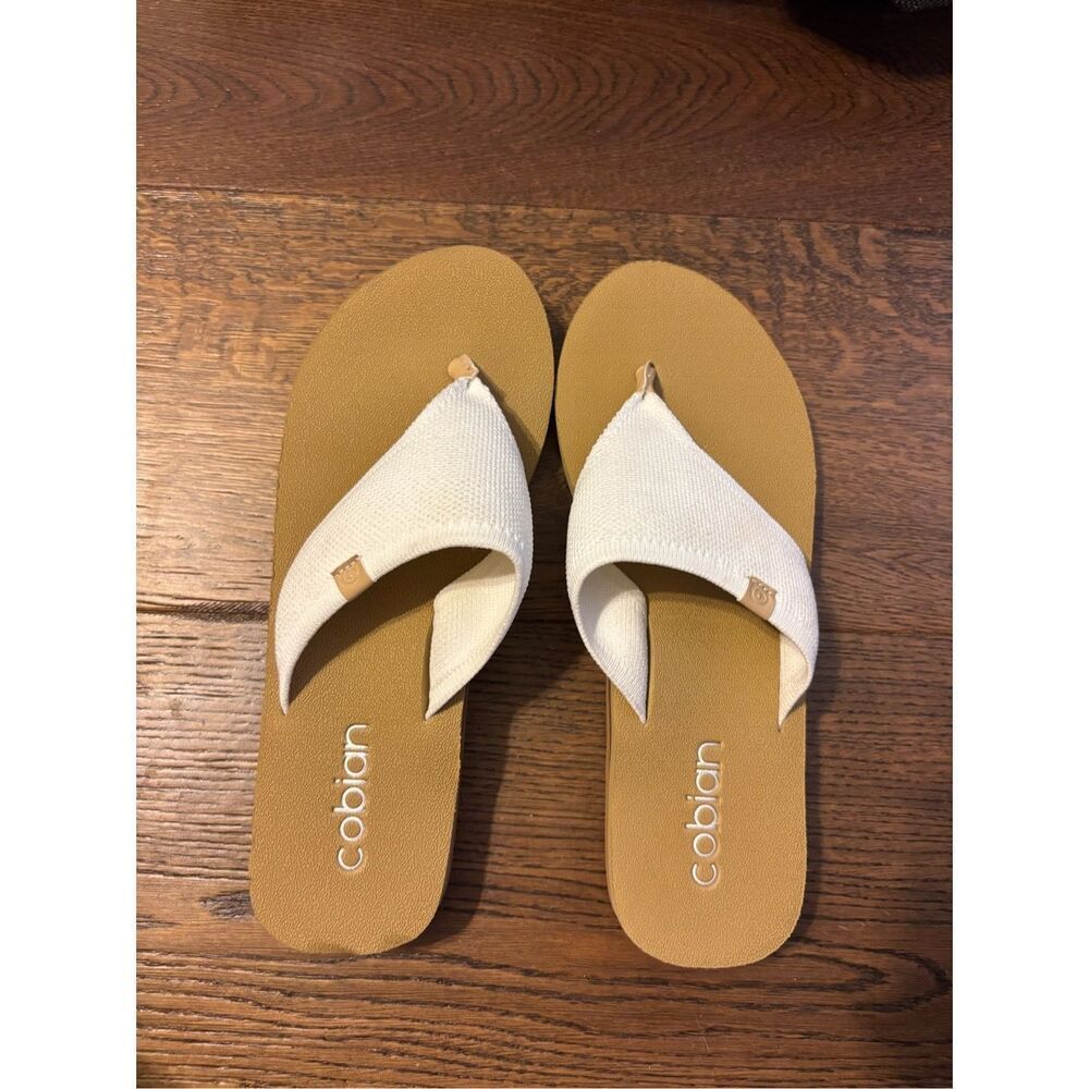 Cobian Bermuda bounce white thongs sandals 9